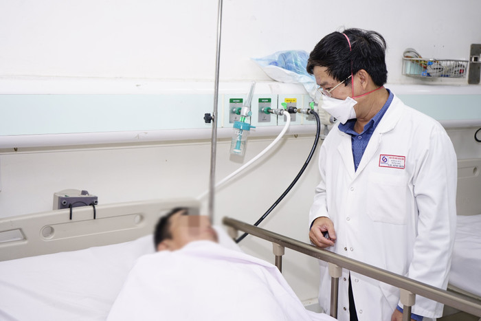 Bác sĩ thăm khám cho bệnh nhân.