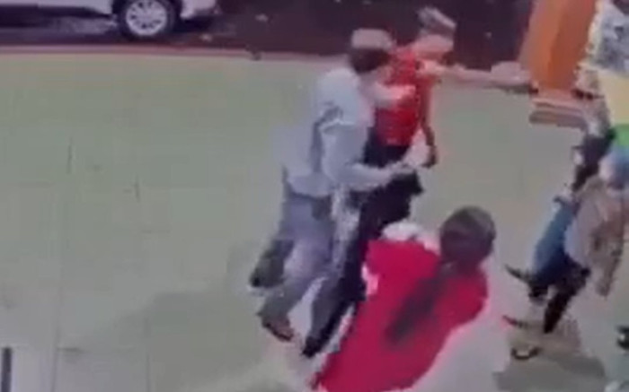 Đình chỉ cán bộ công an chĩa súng vào nhân viên y tế Ảnh 2