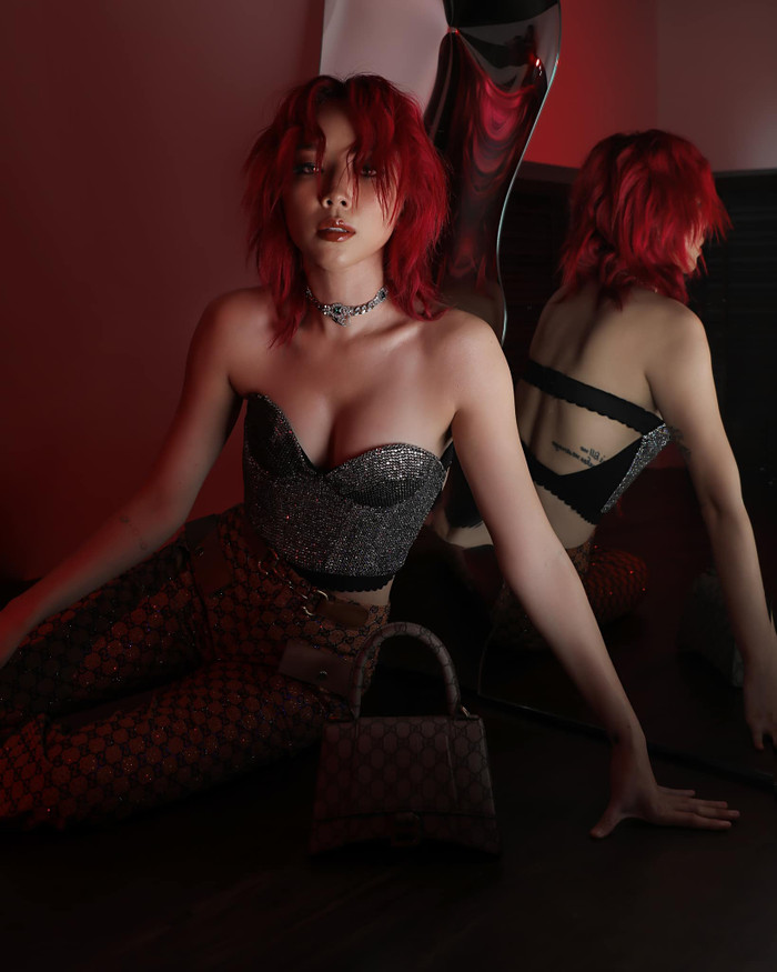 Cô nàng posing nhiều góc ấn tượng với chiếc gương trăm triệu đồng cực kỳ đắt giá. 