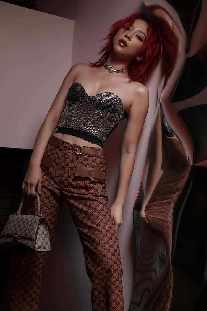 Ngoài ra, không thể bỏ qua mẫu quần và túi đắt giá của nhà mốt Gucci. 