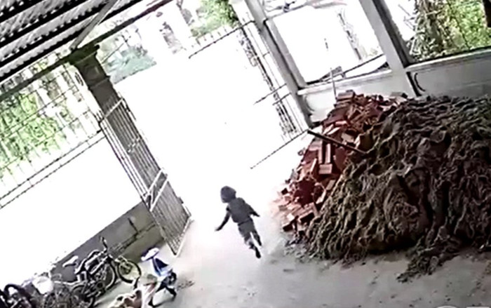 'Đứng tim' cảnh cháu bé chạy thẳng ra đường khi xe ben lao tới, hành động của mẹ khiến tất cả thở phào Ảnh 2