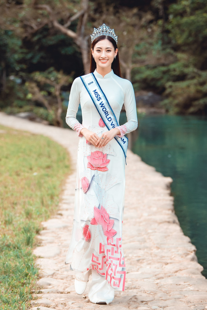 Đỗ Thị Hà - Lương Thùy Linh - Tiểu Vy ghi điểm với tà áo dài trắng khi chào sân Miss World Ảnh 8