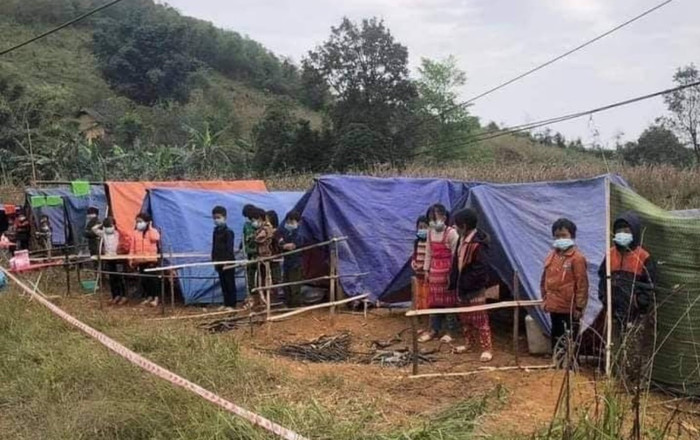 Xôn xao ảnh học sinh cách ly chỉ có tấm bạt manh chiếu dưới thời tiết lạnh giá và câu chuyện phía sau Ảnh 2