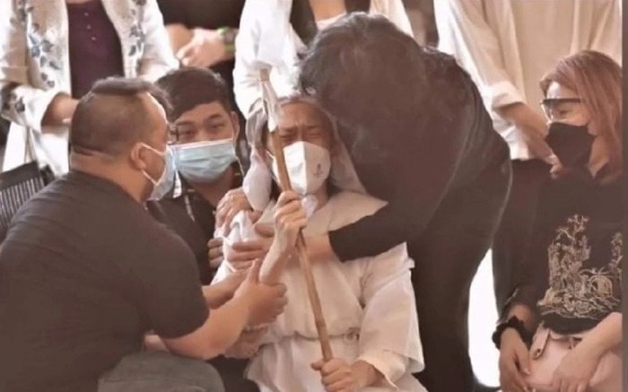 Những hình ảnh chưa được hé lộ trong đám tang bố NS Hoài Linh, nam danh hài khóc đến ngã quỵ Ảnh 2