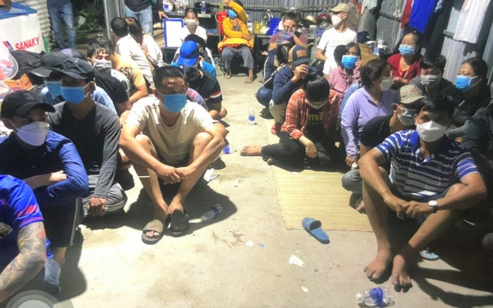 Triệt phá ổ 'lắc tài xỉu' quy mô lớn ở Đồng Nai có 3 con bạc dương tính với Covid-19 Ảnh 2