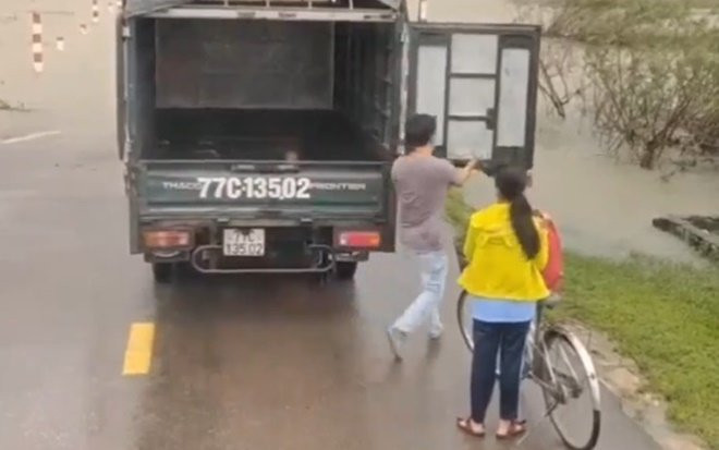 Clip: Thấy bé gái đạp xe trên đoạn đường ngập nước lũ, hành động của tài xế xe tải nhận vô vàn lời khen Ảnh 2