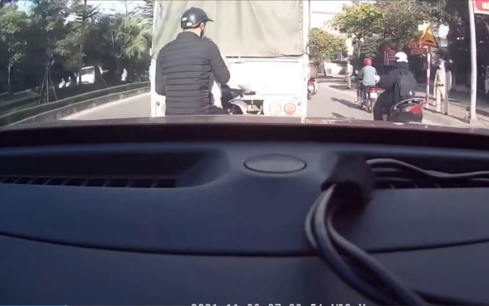 Clip: Ngang nhiên tạt đầu ô tô giữa đường phố đông đúc, 2 thanh niên nhận hậu quả ngay tức khắc Ảnh 2