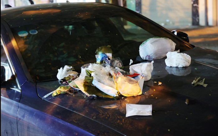 Đậu ô tô không đúng nơi quy định, chủ xe bị 'dằn mặt' bằng những thứ 'bốc mùi' Ảnh 2