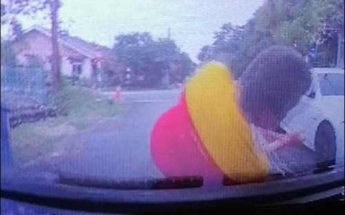 Xe ô tô đụng trúng người đàn ông, nhưng phút cuối 'nạn nhân' phải xin lỗi tài xế khiến dư luận hả hê Ảnh 2