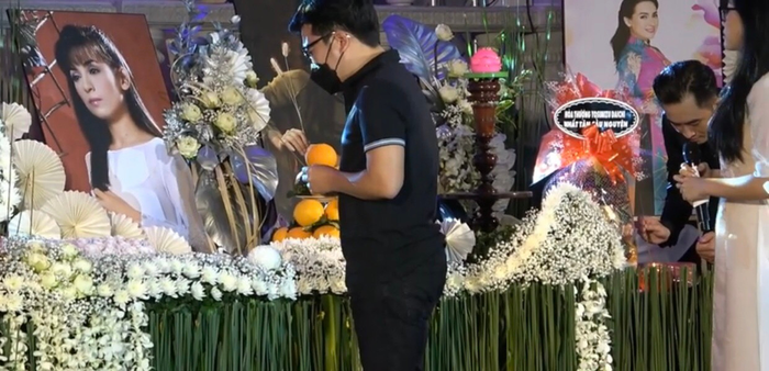 Nam nghệ sĩ lặng người nhìn về di ảnh đàn chị.