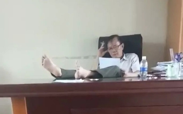 Gác 2 chân lên bàn làm việc trong giờ hành chính, Hạt trưởng kiểm lâm bị tạm đình chỉ công tác Ảnh 2