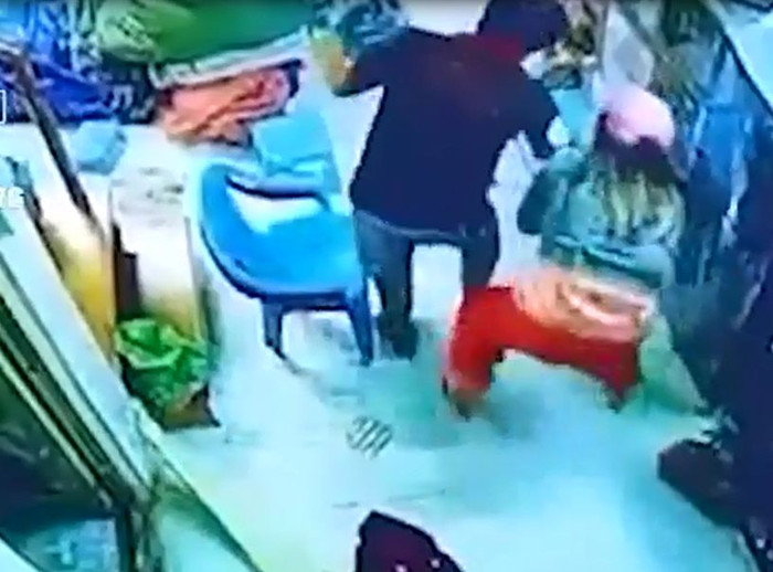 Người phụ nữ chạy tới can ngăn cho nạn nhân tháo chạy. 