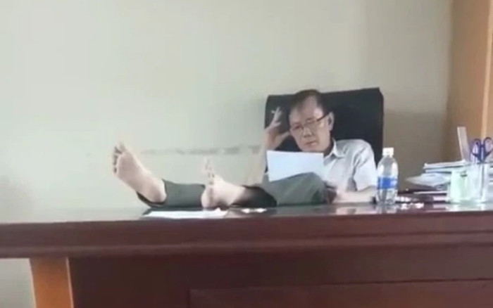 Tạm đình chỉ công tác đối với hạt trưởng kiểm lâm và lời trần tình cho việc gác chân lên bàn Ảnh 2