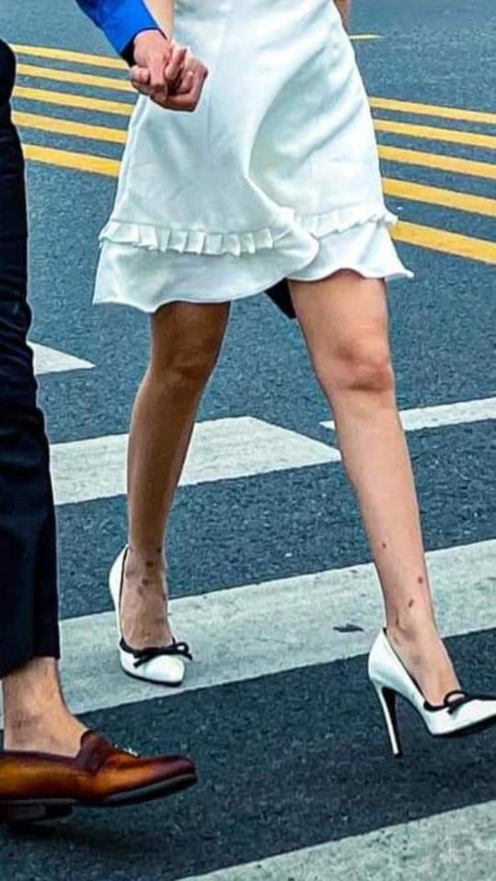 Midu lộ diện sau khi khiến fan hết hồn vì đôi chân đầy sẹo, còn khoe cả xấp sổ đỏ chứng tỏ độ giàu có Ảnh 5