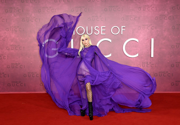 Lady Gaga càn quét thảm đỏ với loạt váy xẻ cao, xuyên thấu Ảnh 1