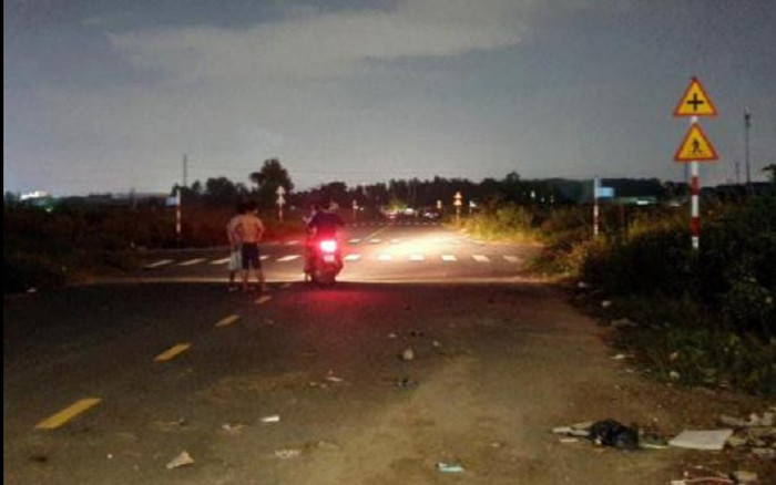 Phát hiện thi thể nữ giới mặc đồ ngủ dưới lớp bao bì và cỏ khô tại bãi đất trống Ảnh 2