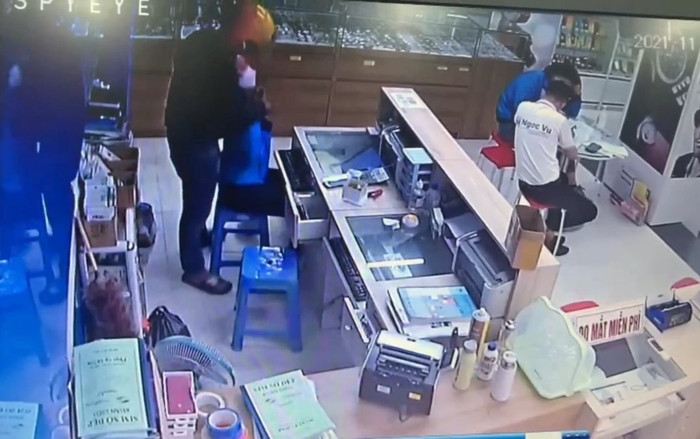 Camera ghi cảnh nam thanh niên rút dao kề cổ nhân viên thu ngân, khống chế cướp hơn 51 triệu đồng Ảnh 2