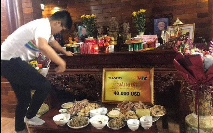 Thắp hương gia tiên sau chiến thắng ở Olympia, Hoàng Khánh khiến dân mạng tranh cãi vì chi tiết này Ảnh 2