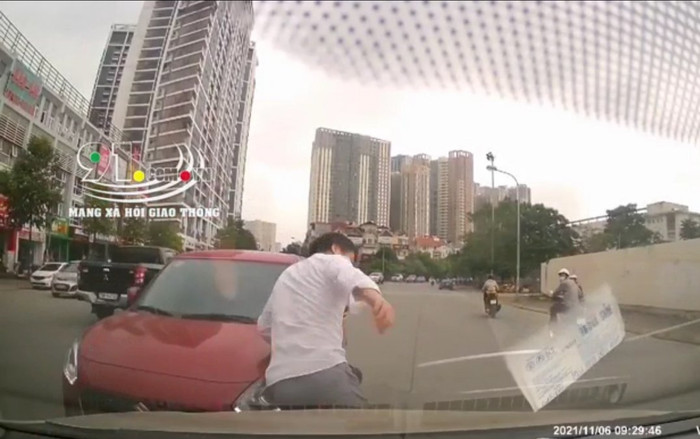 Clip: Bị chặn đầu xe, tài xế ô tô hùng hổ lao xuống đạp mạnh vào xe đối phương gây bức xúc Ảnh 2