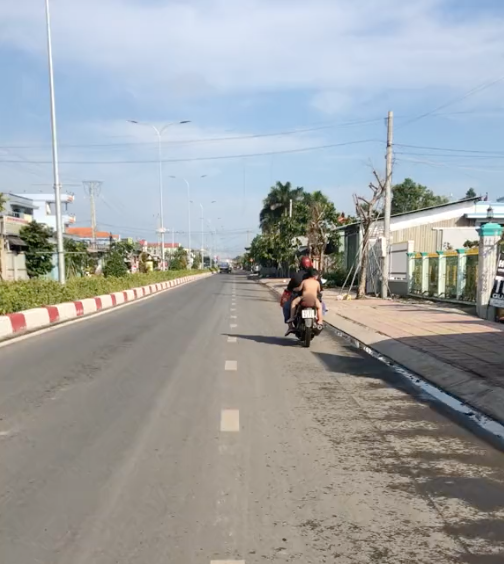 Người phụ nữ điều khiển xe máy chở theo con nhỏ không mặc gì khiến dư luận bàn tán xôn xao.