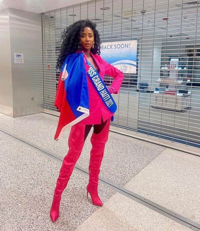 Đại diện Hati chọn outfit màu hồng cánh sen rực rỡ.