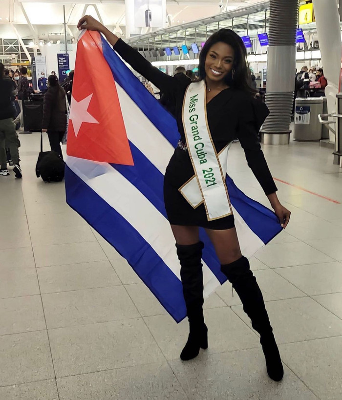 Đại diện Cuba mang nguyên cây đen đơn sắc.