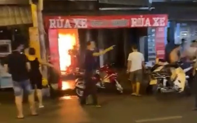 Sau tiếng cãi vã, tiệm rửa xe vừa khai trương bất ngờ bốc cháy dữ dội trong đêm Ảnh 2
