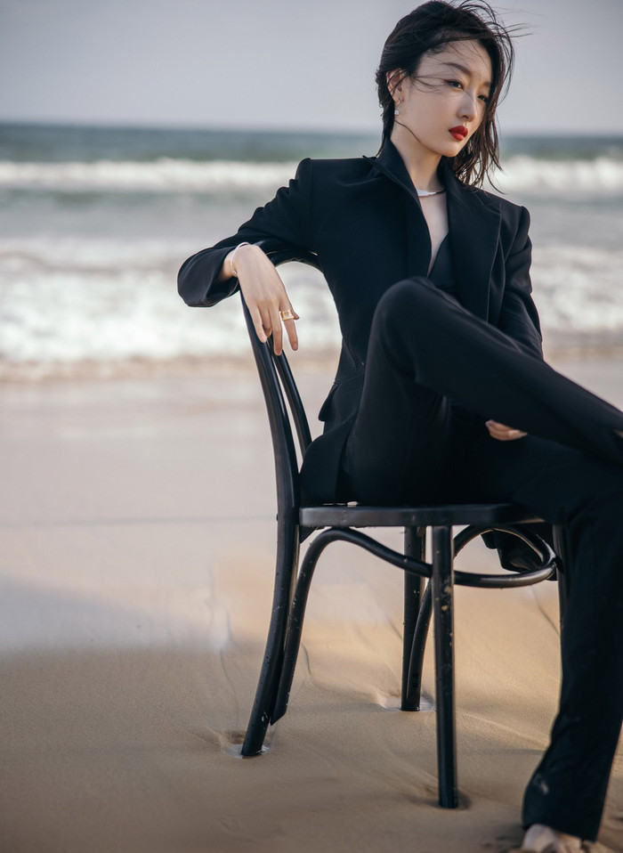 Trong khi đó, Ảnh hậu trẻ nhất lịch sử Trung Quốc - Châu Đông Vũ tiếp tục xuất hiện với hình ảnh menswear chất lừ.