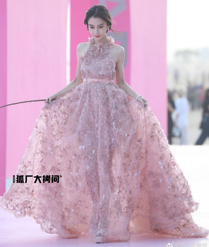 Những ngôi sao nữ cũng khiến fan trầm trồ khi xuất hiện trên thảm đỏ. Angelababy thành công khi hóa thân thành cô tiên lộng lẫy với cây đũa thần trên tay. 