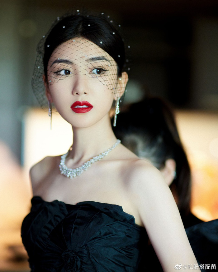 Mao Hiểu Đồng của phim '30 Chưa phải là hết' hoàn hảo với tạo hình cổ điển từ mạn che mặt cho tới màu sơn đỏ.