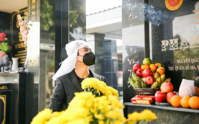 Danh ca Ngọc Sơn thẫn thờ bên mộ phần mẹ trong lễ hạ huyệt Ảnh 2