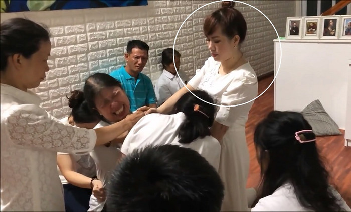 Nguyễn Thị Thương và nhóm “Trừ quỷ Bảo Lộc” thực hiện chữa bệnh ma mị.