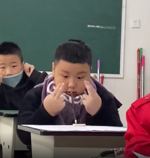 Cậu bé 'làm phép' tìm kiếm may mắn mong đạt điểm cao trong giờ kiểm tra khiến dân tình cười ngất