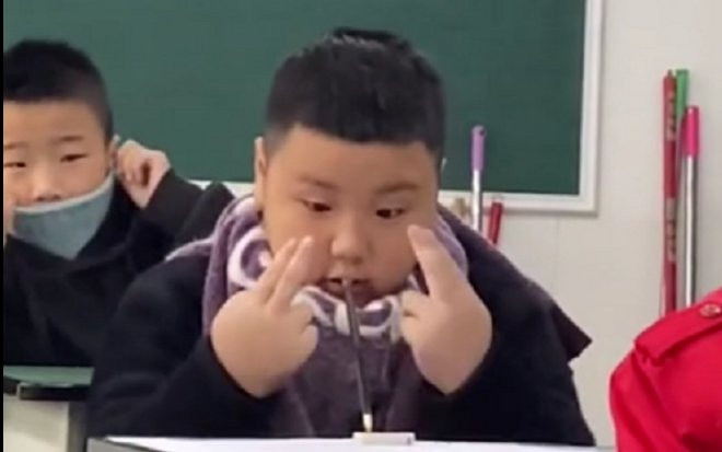 Bé trai tiểu học khiến dân mạng cười ngả nghiêng với màn 'làm phép' trong giờ kiểm tra Ảnh 2