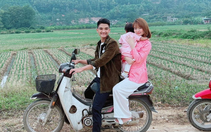 Giàu nứt vách nhưng Mạc Văn Khoa chỉ chạy xe máy cũ mua từ chục năm trước của bố để đưa vợ con đi chơi Ảnh 2