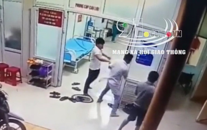 Clip: Người nhà bệnh nhân bất ngờ lao vào hành hung nhân viên y tế ngay tại phòng cấp cứu Ảnh 2