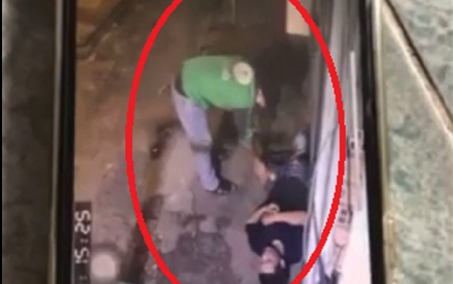 Người đàn ông say rượu ngủ vật vờ trên vỉa hè, cảnh tượng tiếp theo khiến dân tình khiếp sợ Ảnh 2