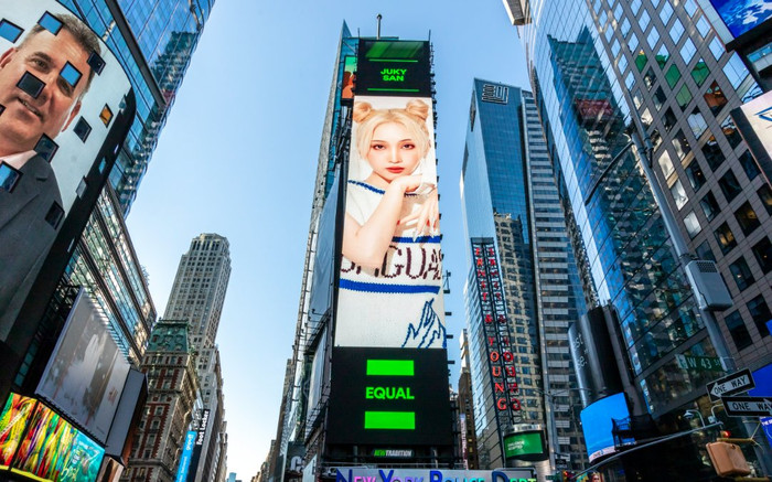 Juky San được vinh danh tại Quảng Trường Thời Đại, hình ảnh đầy lột xác nổi bần bật giữa trời Mỹ Ảnh 2