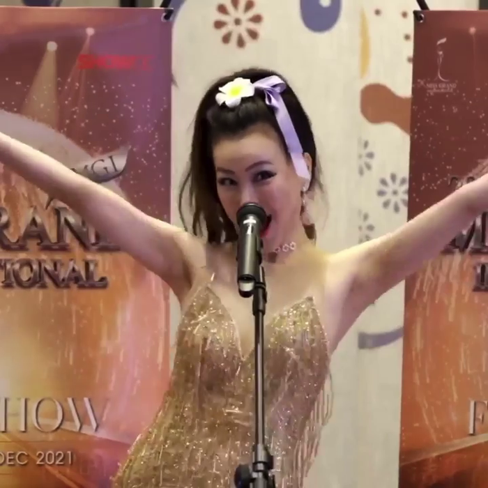 Biểu cảm cuả chị cũng thuộc diện mặn mà lắm!