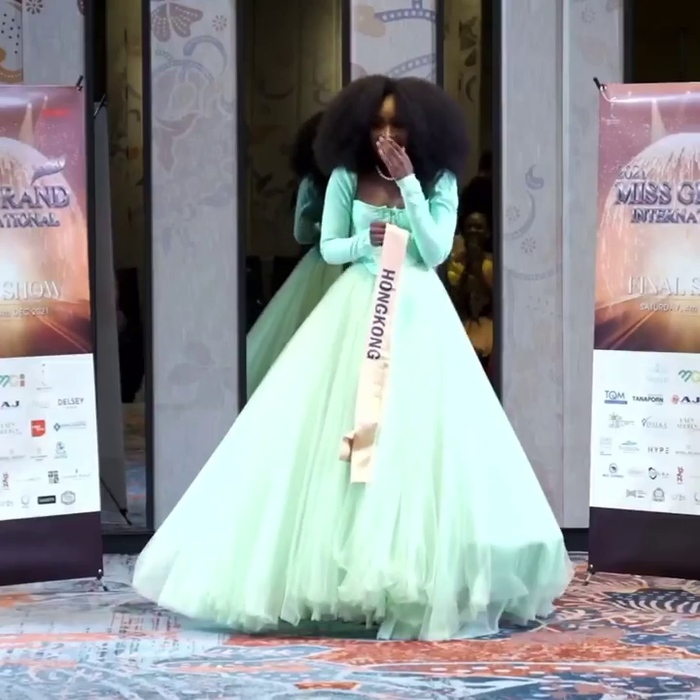 Đương kim Miss Grand 2020 cũng không nhịn được cười. 