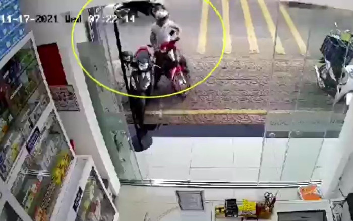 Clip: Tên trộm xe máy đang định tẩu thoát thì gặp tình huống bất ngờ, vội 'bỏ của chạy lấy người' Ảnh 2