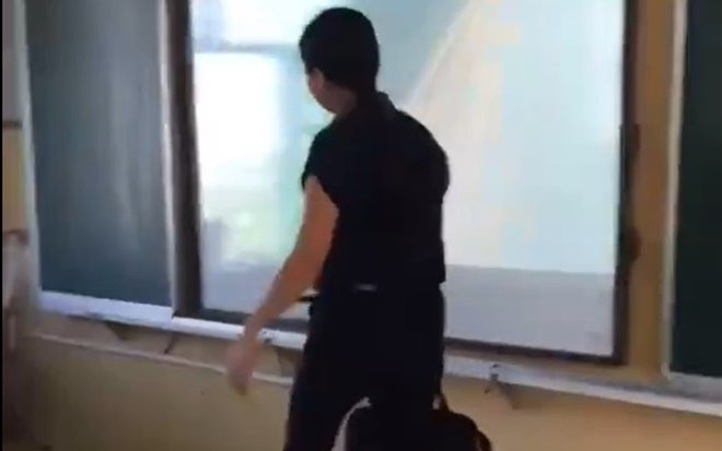 Cả lớp chuẩn bị thùng quà lớn nhưng bị cô giáo 'lơ' đẹp, cảnh tượng sau đó mới khiến tất cả cười lăn Ảnh 2