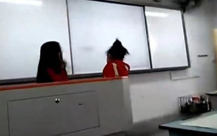 Clip: Cô giáo quát mắng, tát bé gái 'bôm bốp' trước mặt cả lớp vì lý do khó chấp nhận Ảnh 2
