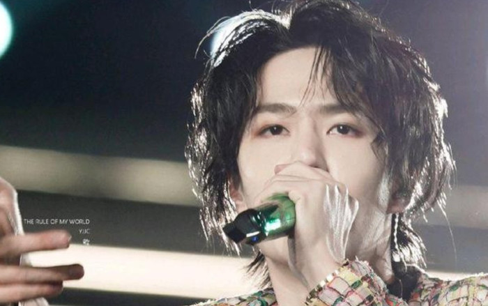 Vương Nhất Bác khiến fan hết hồn khi 'lộn mèo' trên sân khấu 'Mật Mã Thế Giới Của Tôi' Ảnh 2