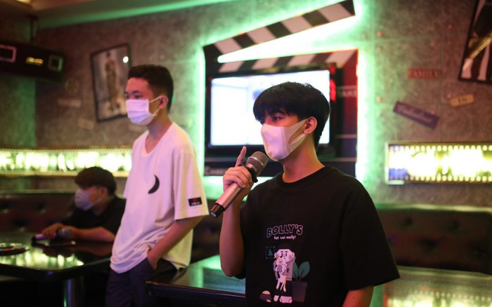 Quán karaoke tại TP.HCM ngày đầu mở cửa: Nhiều người trẻ hào hứng, khách đeo khẩu trang khi hát hò Ảnh 2