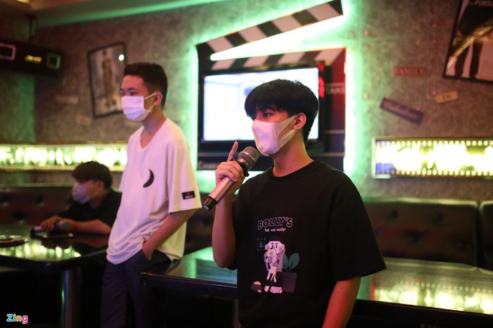 Quán karaoke tại TP.HCM ngày đầu mở cửa: Nhiều người trẻ hào hứng, khách đeo khẩu trang khi hát hò Ảnh 1