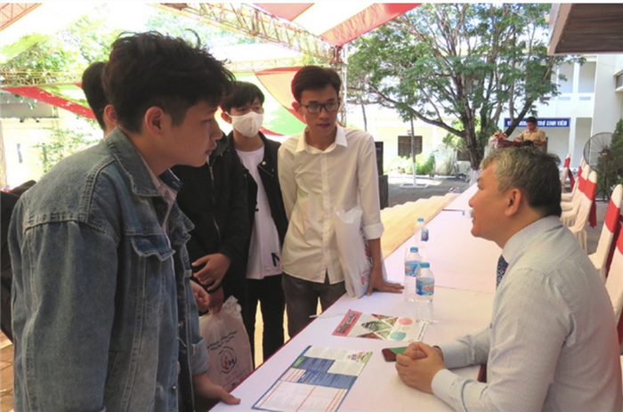 PGS.TS Bùi Hoài Thắng, Trưởng phòng Đào tạo Trường đại học Bách khoa (ĐHQG TP.HCM) tư vấn cho các học sinh. (Ảnh: Thúy Hằng/Báo Phú Yên)