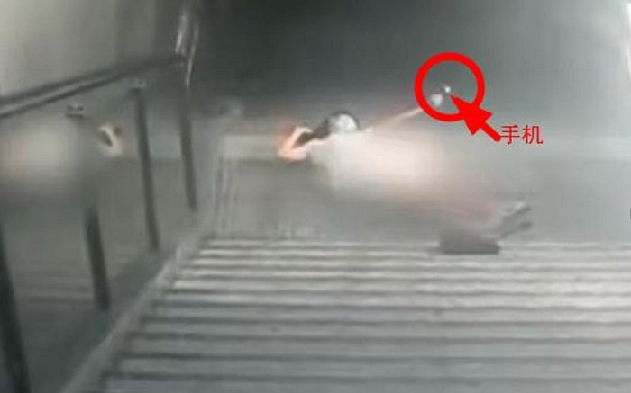 Cô gái bị ngã phô cả nội y, nam thanh niên thấy nhưng không tới giúp mà còn có hành động gây tranh cãi Ảnh 2