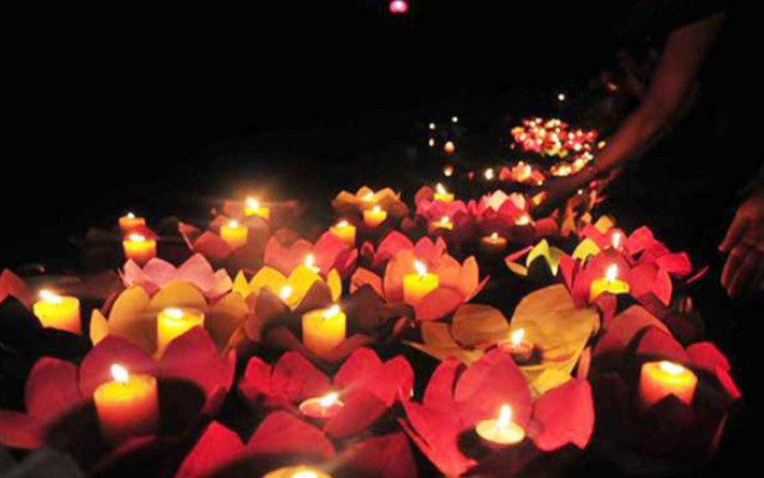 Người dân Hà Nội tắt đèn, thắp nến tưởng niệm đồng bào mất vì Covid-19 Ảnh 2