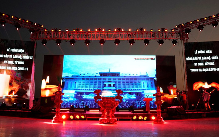 Người dân TP.HCM thả đèn hoa đăng, thắp nến tưởng niệm đồng bào tử vong, chiến sĩ hy sinh vì Covid-19 Ảnh 2